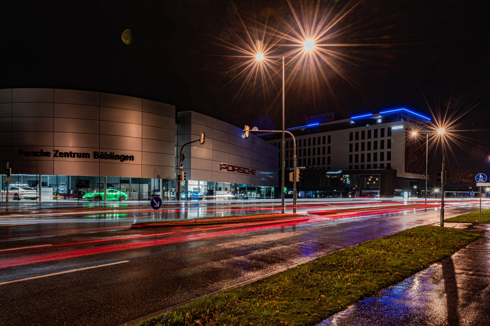 Böblingen Nachtaufnahme im Regen, Porsche & V8 Hotel