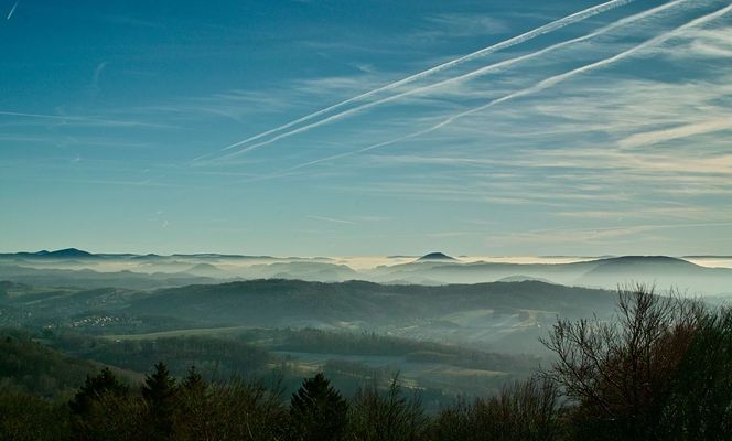 böhmisches  mittelgebirge leicht in blau..