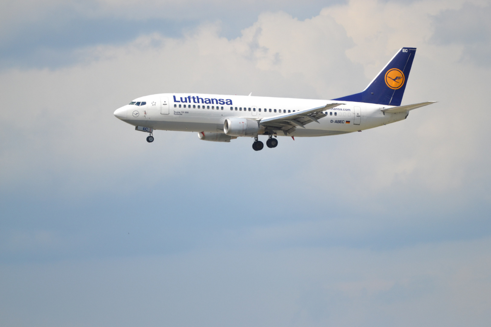 Boeing 737-300 der Lufthansa landet in Frankfurt am Main
