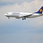 Boeing 737-300 der Lufthansa landet in Frankfurt am Main