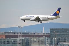 Boeing 737-300 im Landeanflug auf Frankfurt am Main - im Hintergrund einer der Terminals