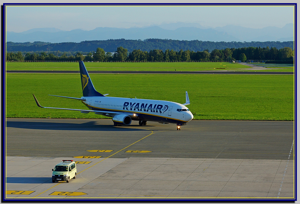 Boeing 737-800 (EI-DLO)...