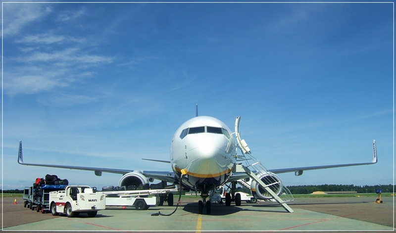 Boeing 737-800 RyanAir (Front)