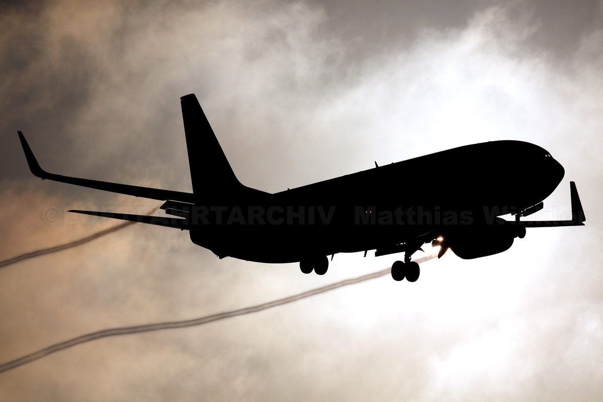 Boeing 737-800 voll im Gegenlicht