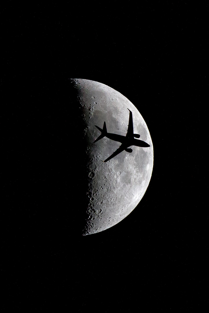 Boeing 737 crossing the Moon