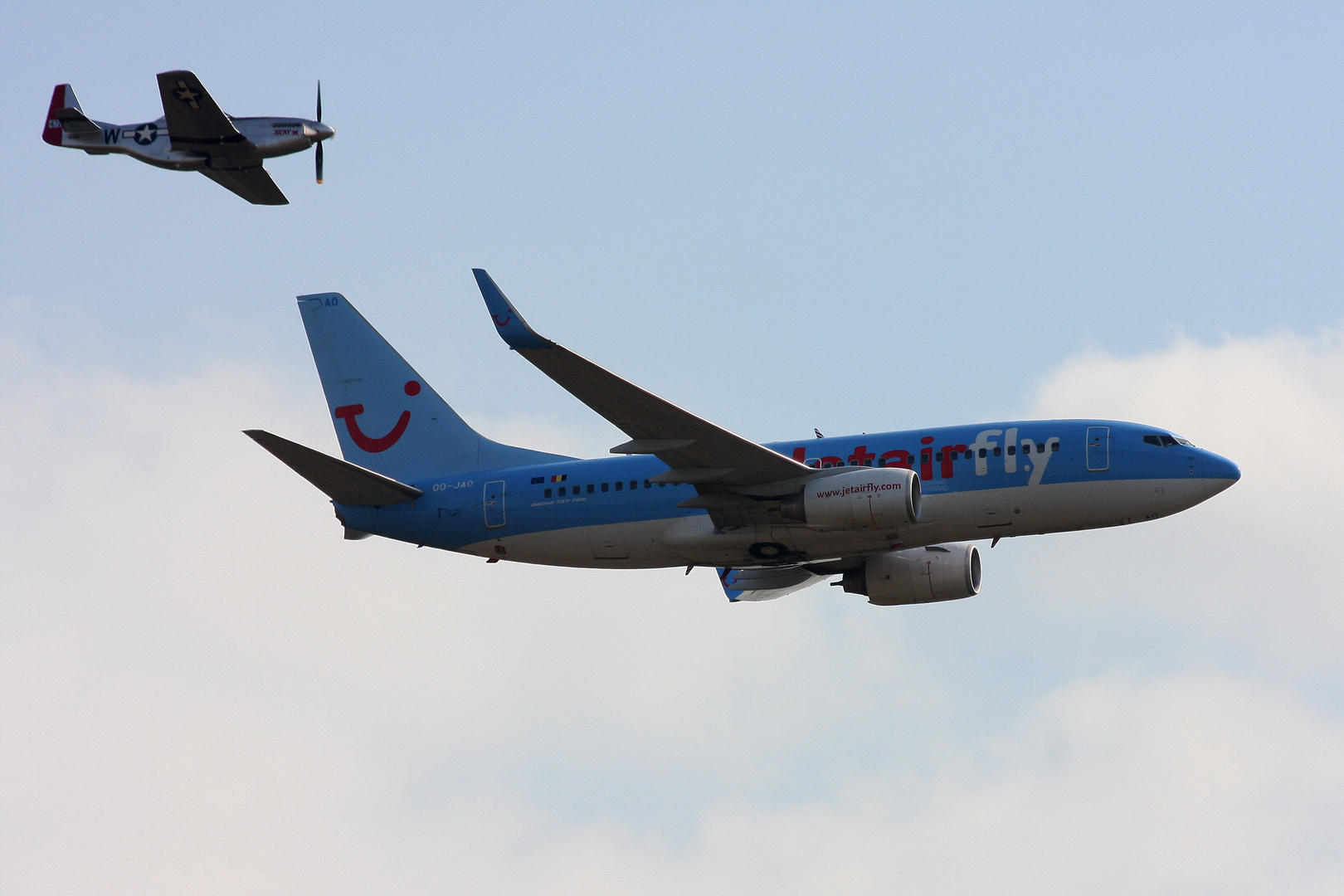 Boeing 737 & P51D Mustang @ Sanicole Airshow 2012