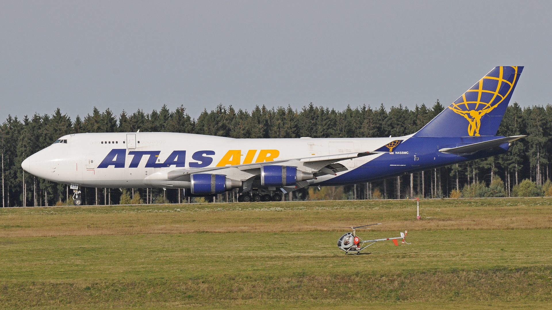 Boeing 747-400 Atlas Air Cargo am Flughafen Hahn vs Schweizer 300