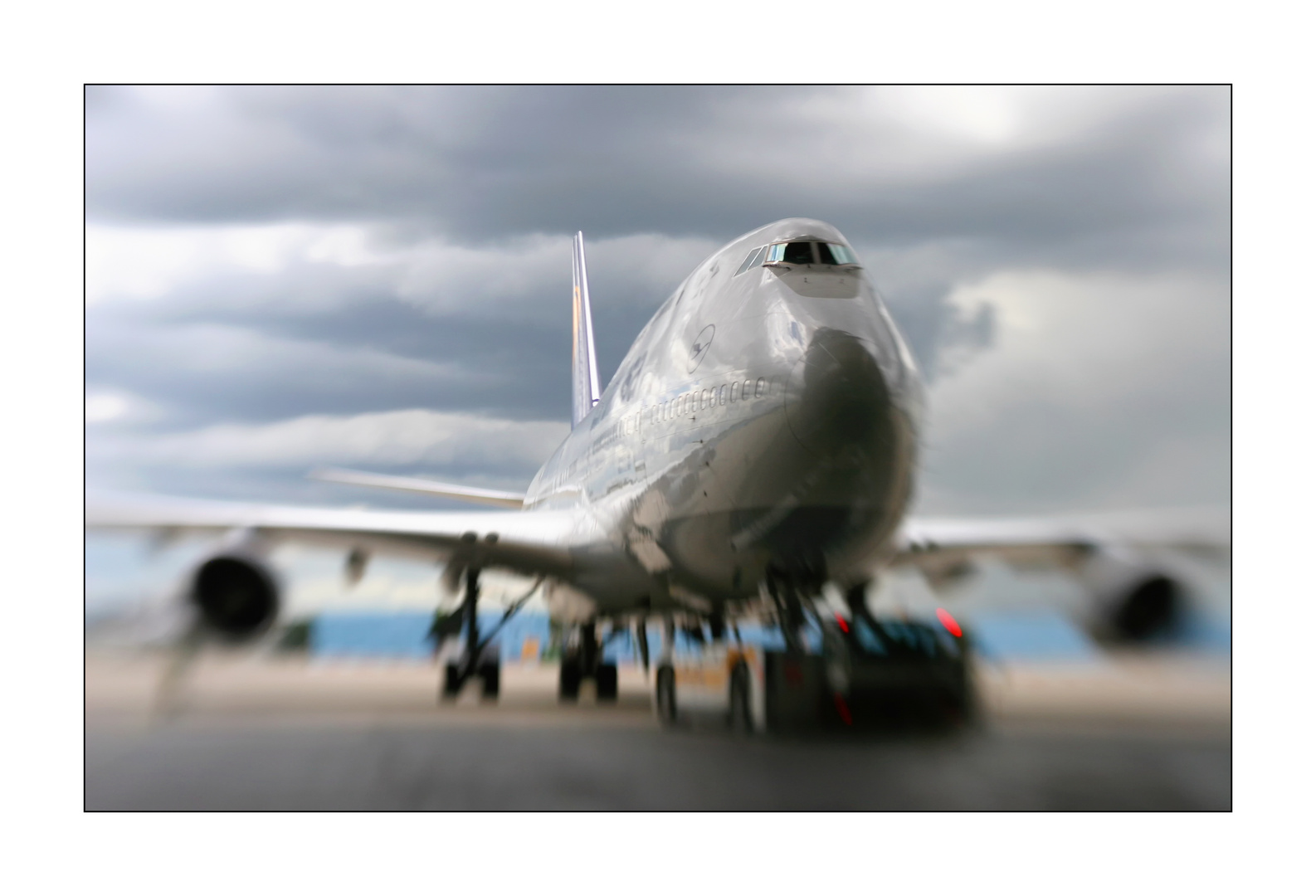 Boeing 747-400 mit Lens-Baby fotografiert.