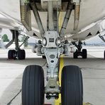 Boeing 747-438, Longreach, VH-OJA, Bugfahrwerk frontal