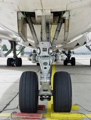 Boeing 747-438, Longreach, VH-OJA, Bugfahrwerk frontal