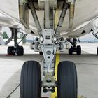 Boeing 747-438, Longreach, VH-OJA, Bugfahrwerk frontal