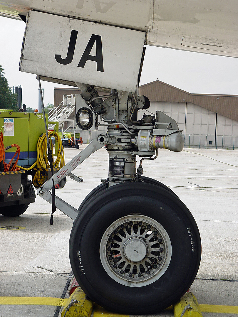 Boeing 747-438, Longreach, VH-OJA, Bugfahrwerk, seitlich