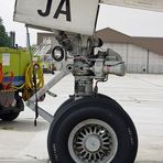 Boeing 747-438, Longreach, VH-OJA, Bugfahrwerk, seitlich