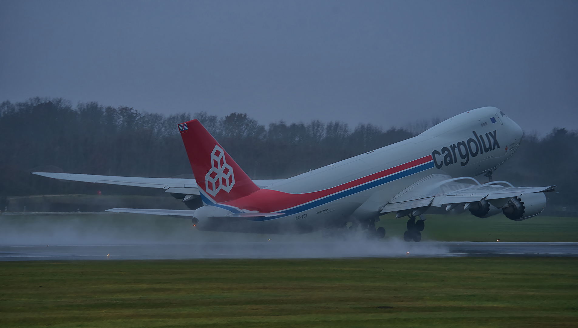 Boeing 747-8R7F 