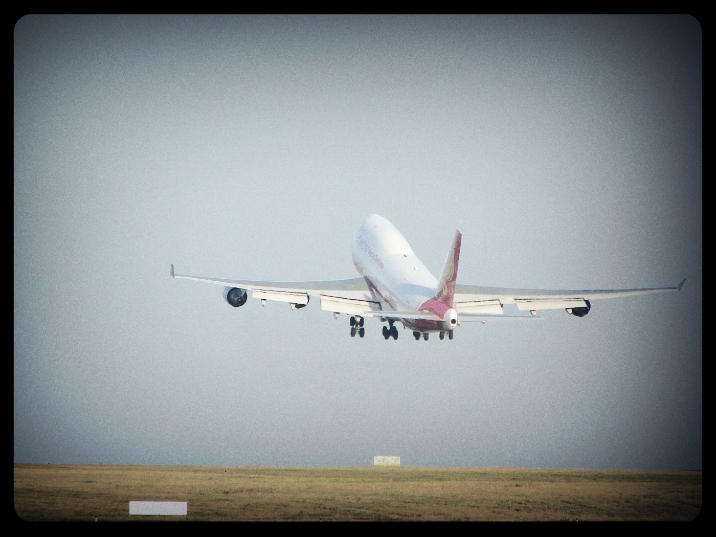 Boeing 747 Abflug bei Abenddämmerung