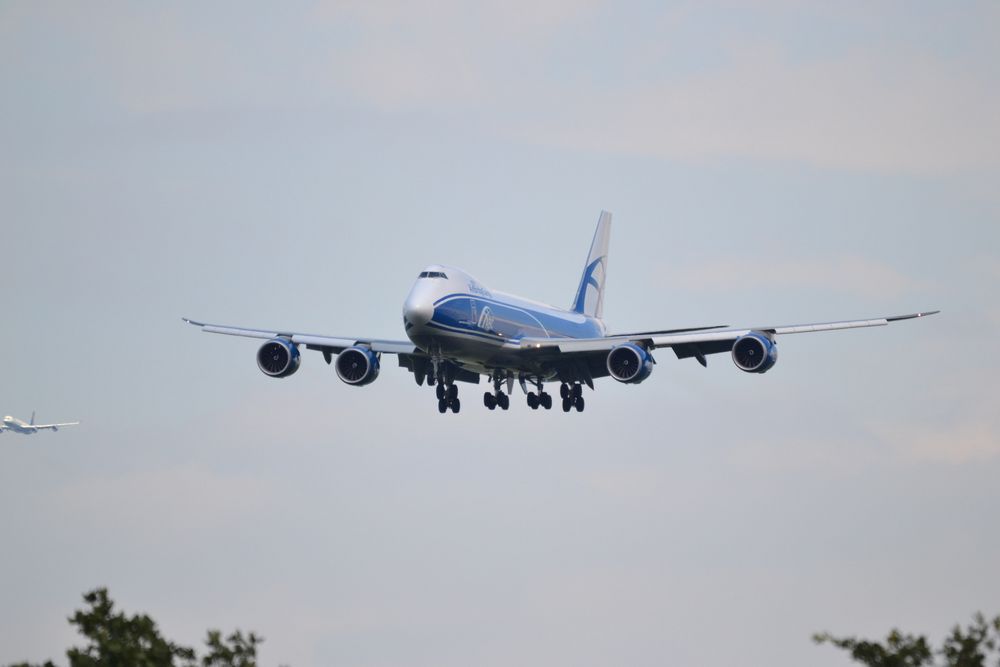 Boeing 747-BF von AirBridgeCargo beim Landeanflug auf den Flughafen Frankfurt am Main