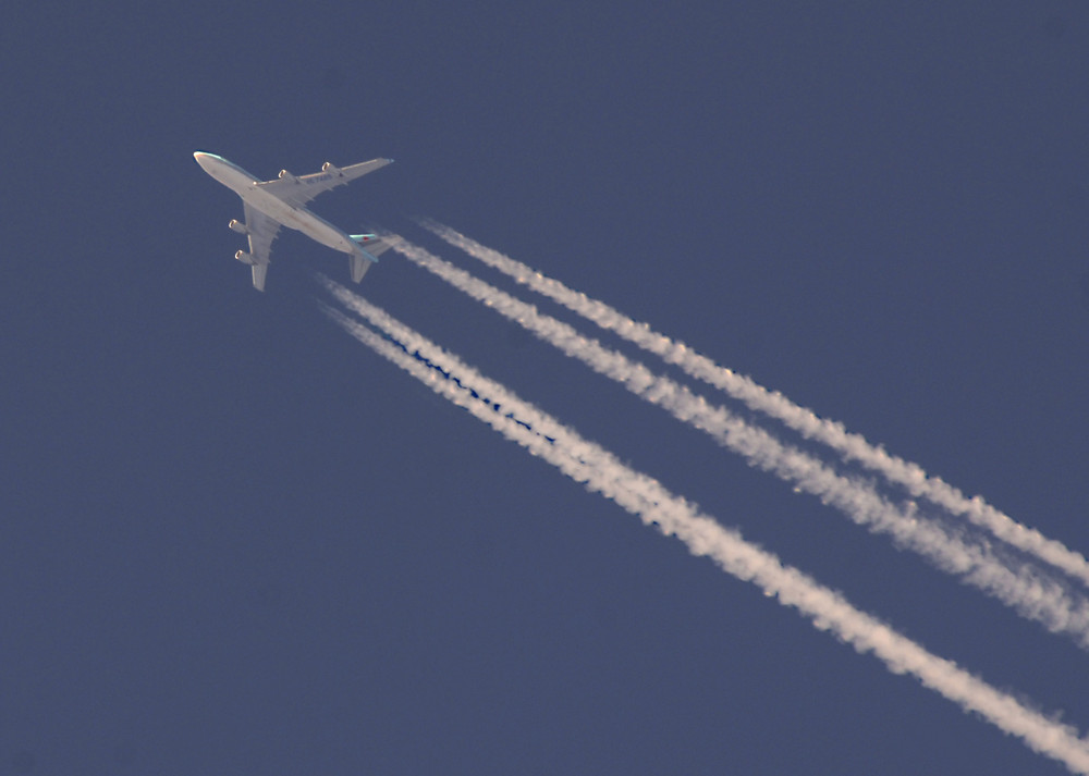 Boeing 747 der Korean Air über Berlin nach London LHR