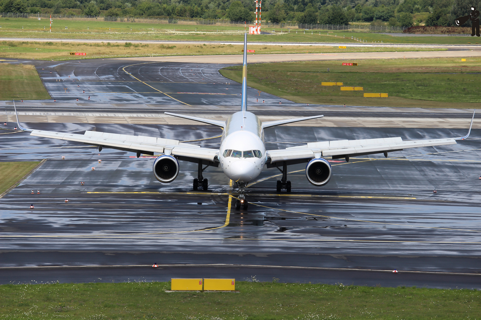 Boeing 757 on vacateing Runway (D-ABOM)