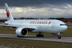 Boeing 777-233/LR Air Canada (C-FIUA)