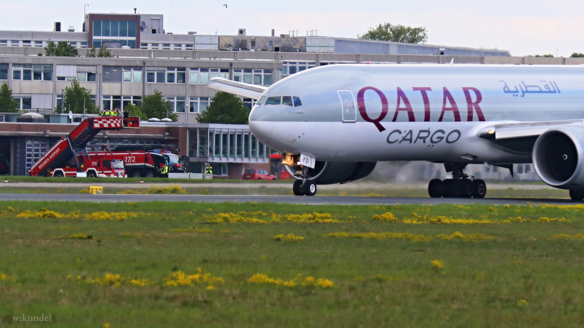 Boeing 777 - plane on ground