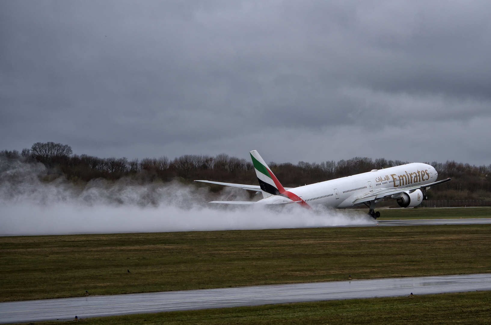 Boeing 777 Start bei Regen