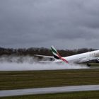 Boeing 777 Start bei Regen