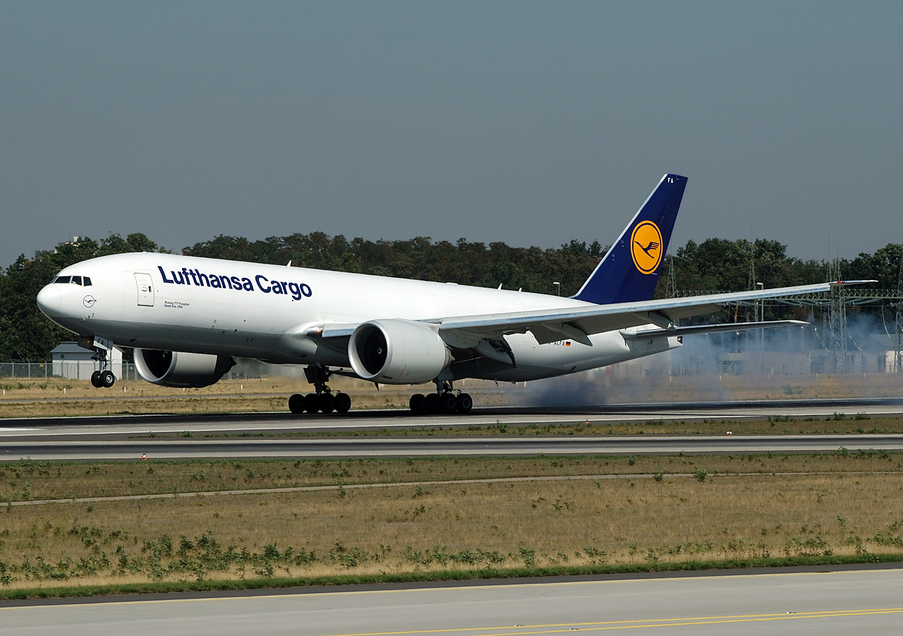 Boeing 777F der LH Cargo landet in Frankfurt/Main.