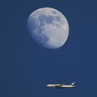 Boeing 787 Dreamliner unter dem Mond