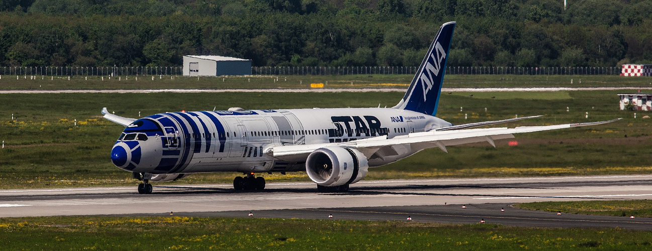 BOEING 787 Dreamliner von All Nippon Airlines in Starwars Sonderlackierung - Kennung JA873A