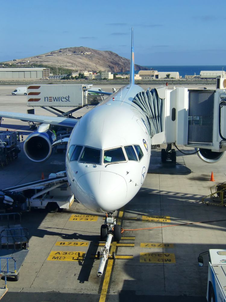 Boeing B 757-300 am Gate in Gran Canaria