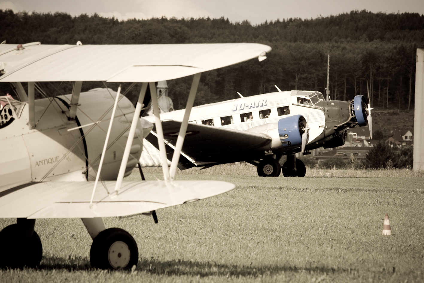 Boeing Stearman PT-17 vor JU-52