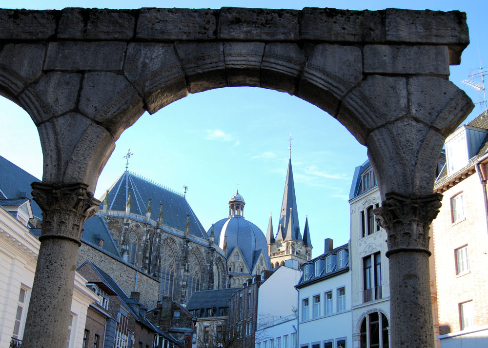 Bogen, Kuppel, und Turm in Aachen