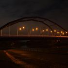 Bogenbrücke bei Nacht