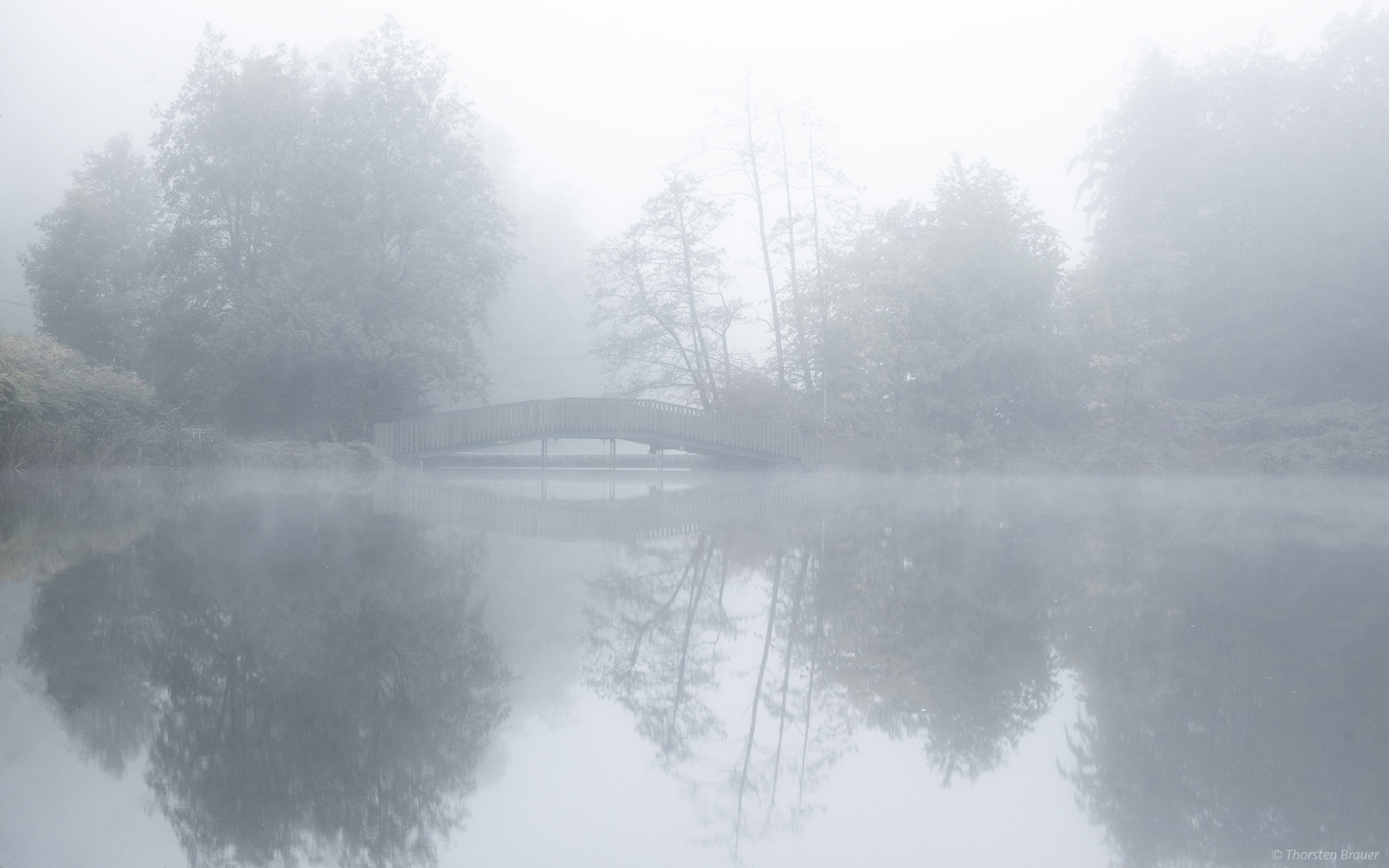 Bogenbrücke im Nebel