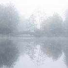 Bogenbrücke im Nebel