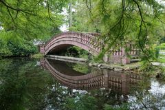 Bogenbrücke im Schlosspark von Wolfsgarten