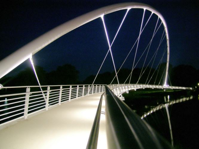 Bogenbrücke, in der Nacht noch schöner