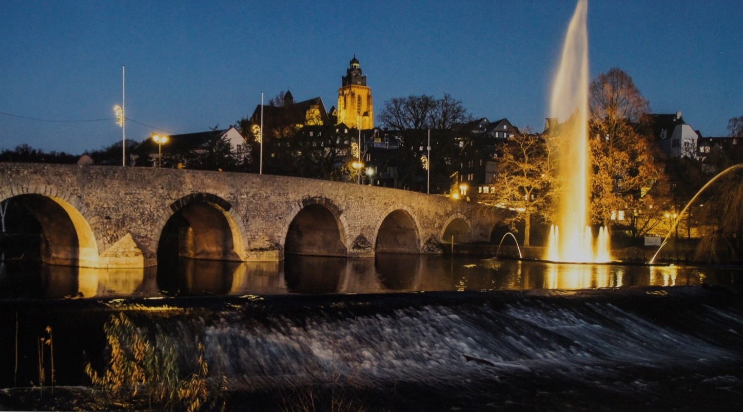 Bogenbrücke  mit Dom