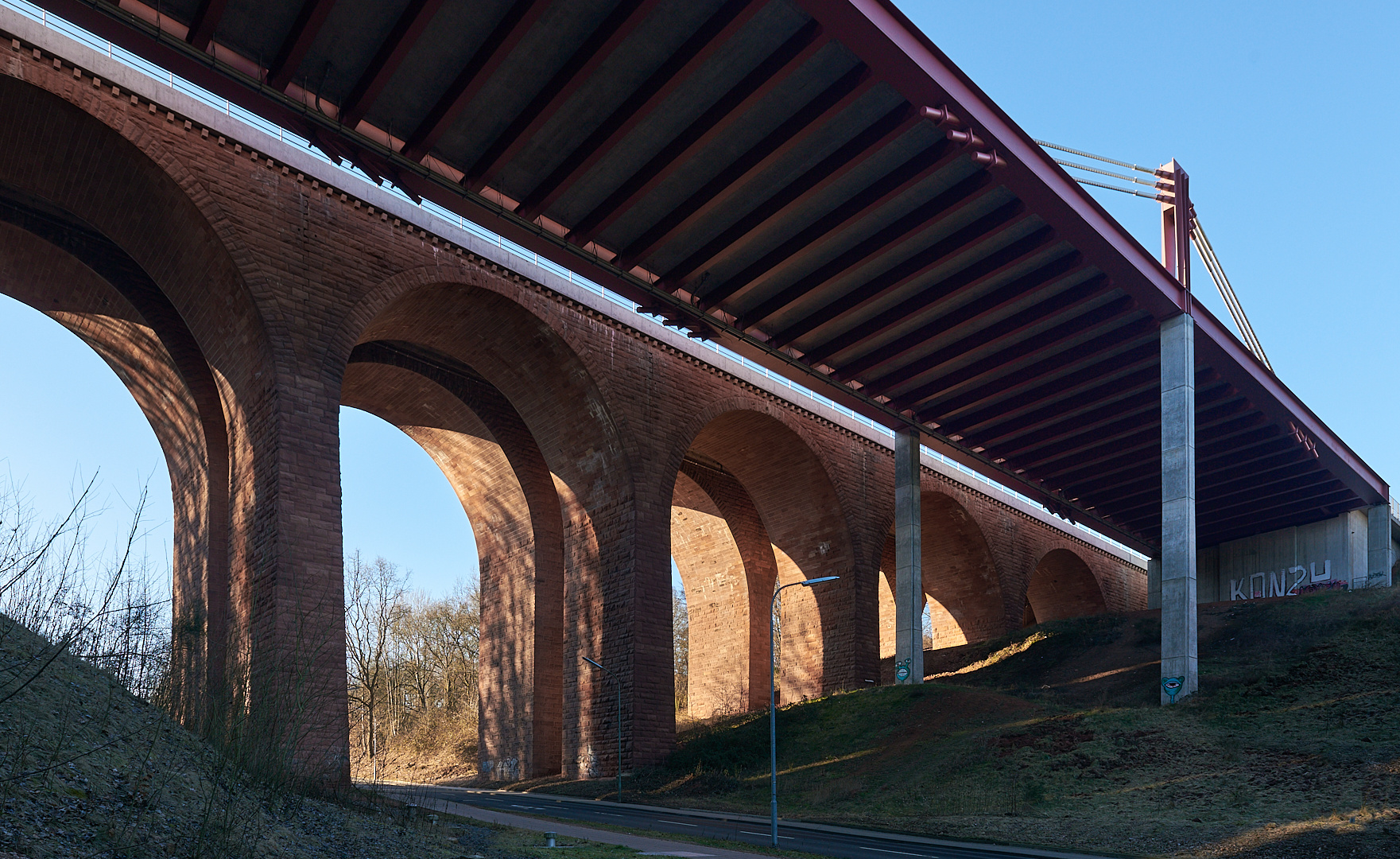 Bogenlichter,..... Waschmühltalbrücke in Kaiserslautern, seit 1984 denkmalgeschütztes Bauwerk...