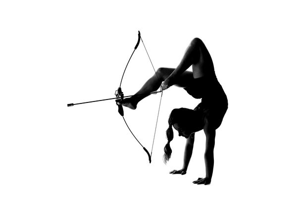 Bogenschießen im Handstand