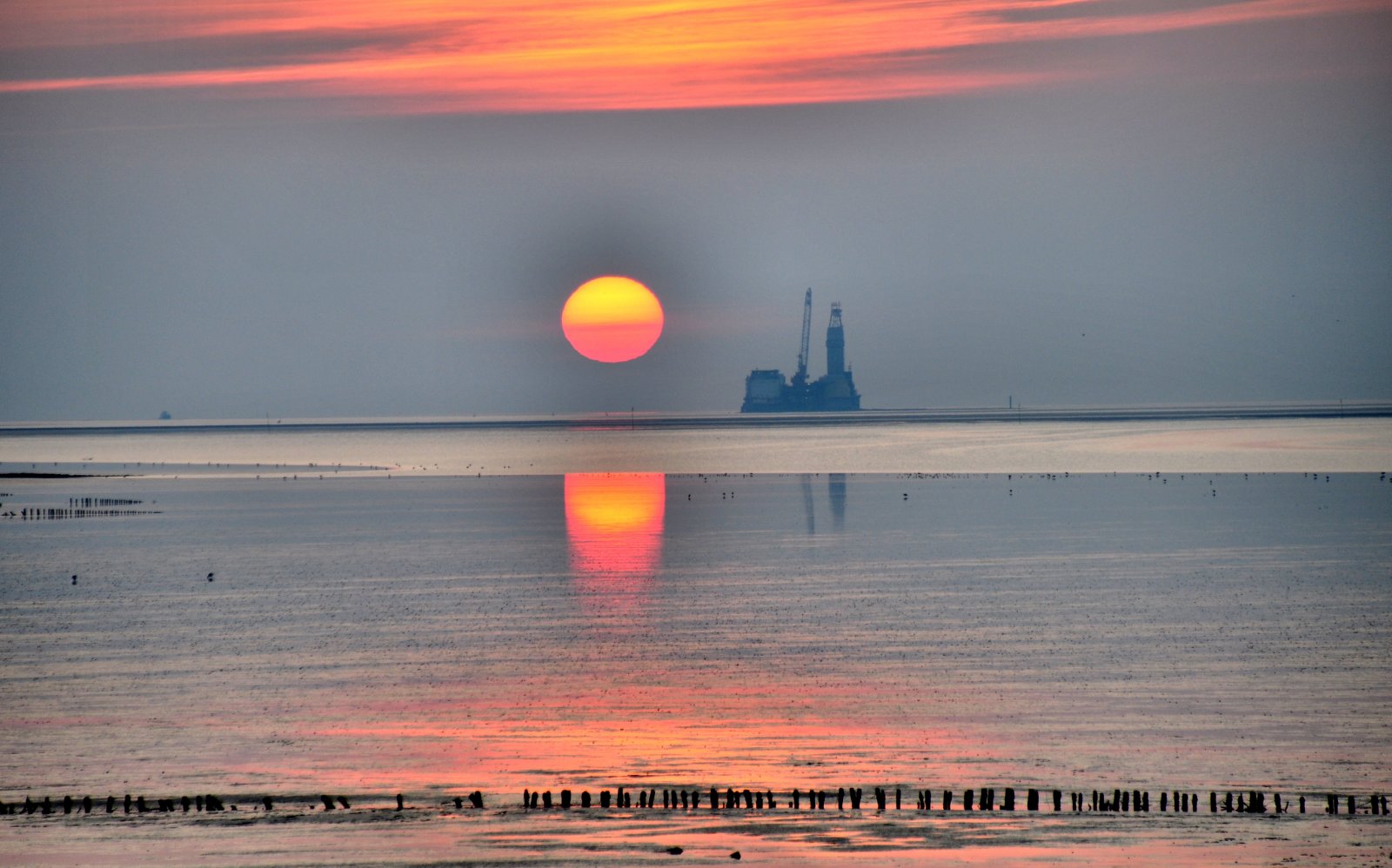 Bohrinsel im Sonnenuntergang