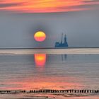 Bohrinsel im Sonnenuntergang