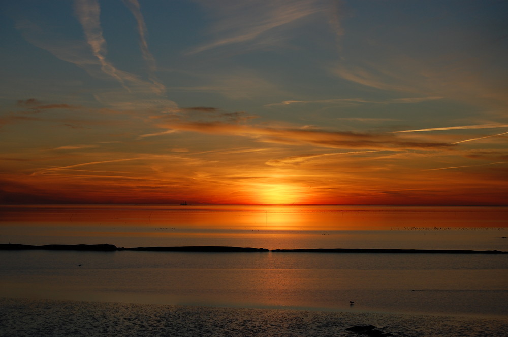 Bohrinsel im Sonnenuntergang