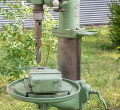 Bohrmaschine im grünen