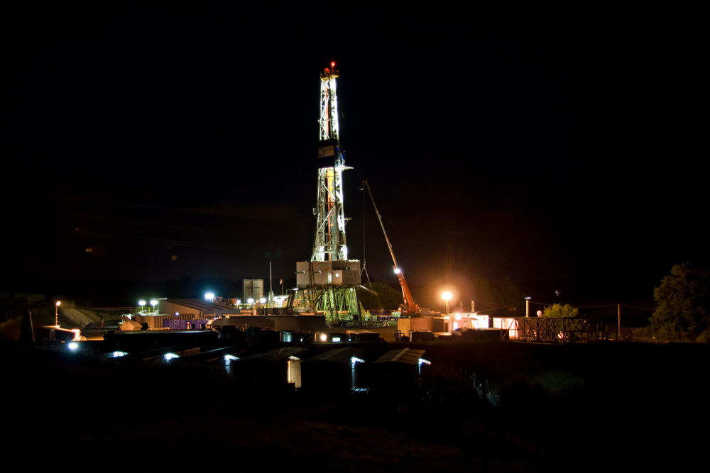 Bohrturm bei Nacht