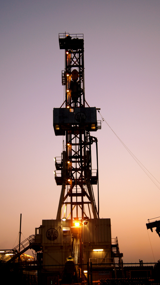 Bohrturm bei Sonnenuntergang