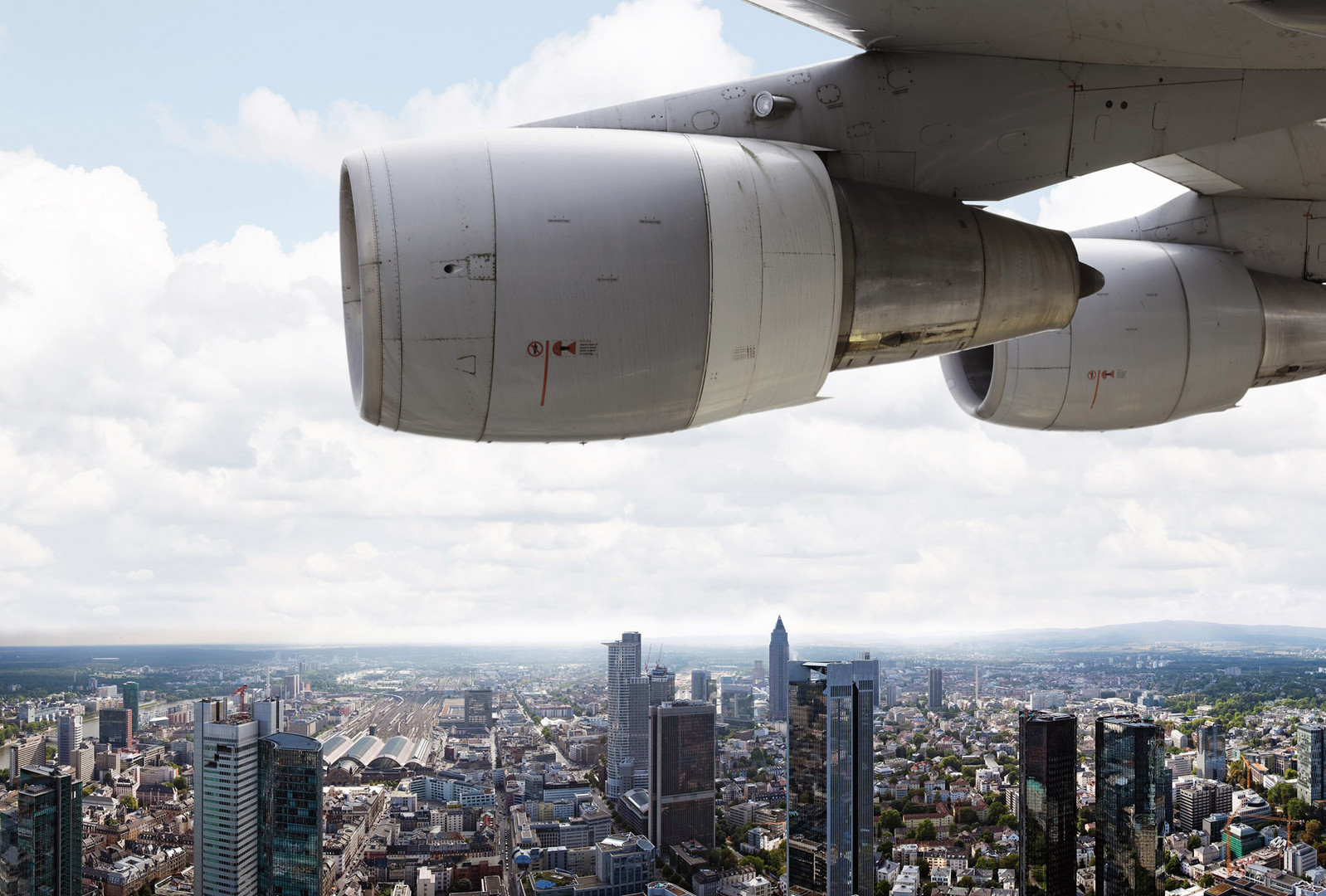 Boing 747 in Landeanflug über Frankfurt City