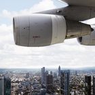 Boing 747 in Landeanflug über Frankfurt City