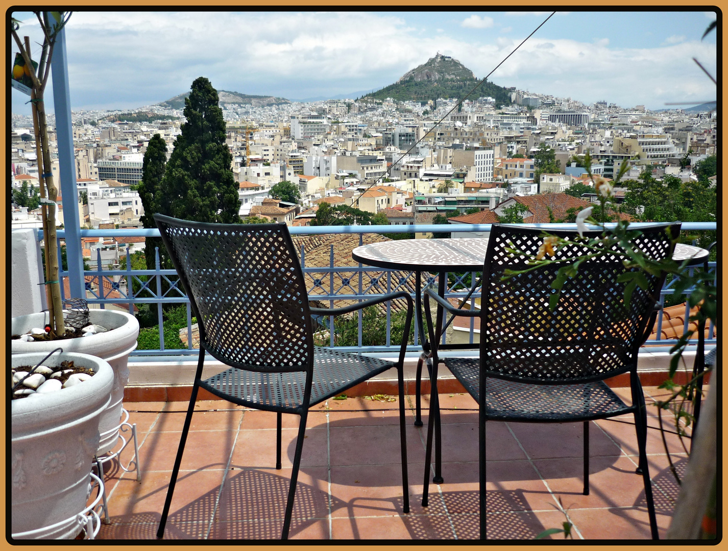 Boire le café en admirant le mount Lycabettus