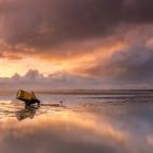 Boje im Wattenmeer bei Sonnenuntergang